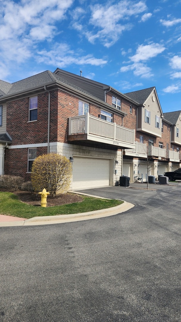 27W736 N Meadowview Drive, Winfield, IL 60190