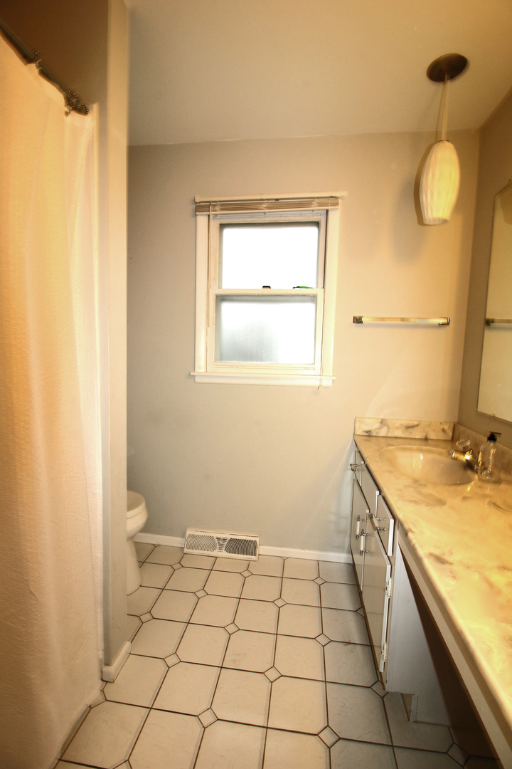 1017 Mayfair Drive, Libertyville, IL 60048