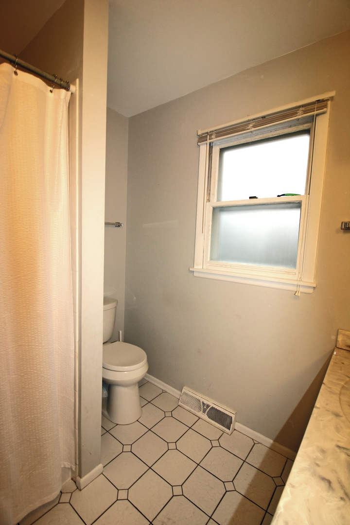 1017 Mayfair Drive, Libertyville, IL 60048