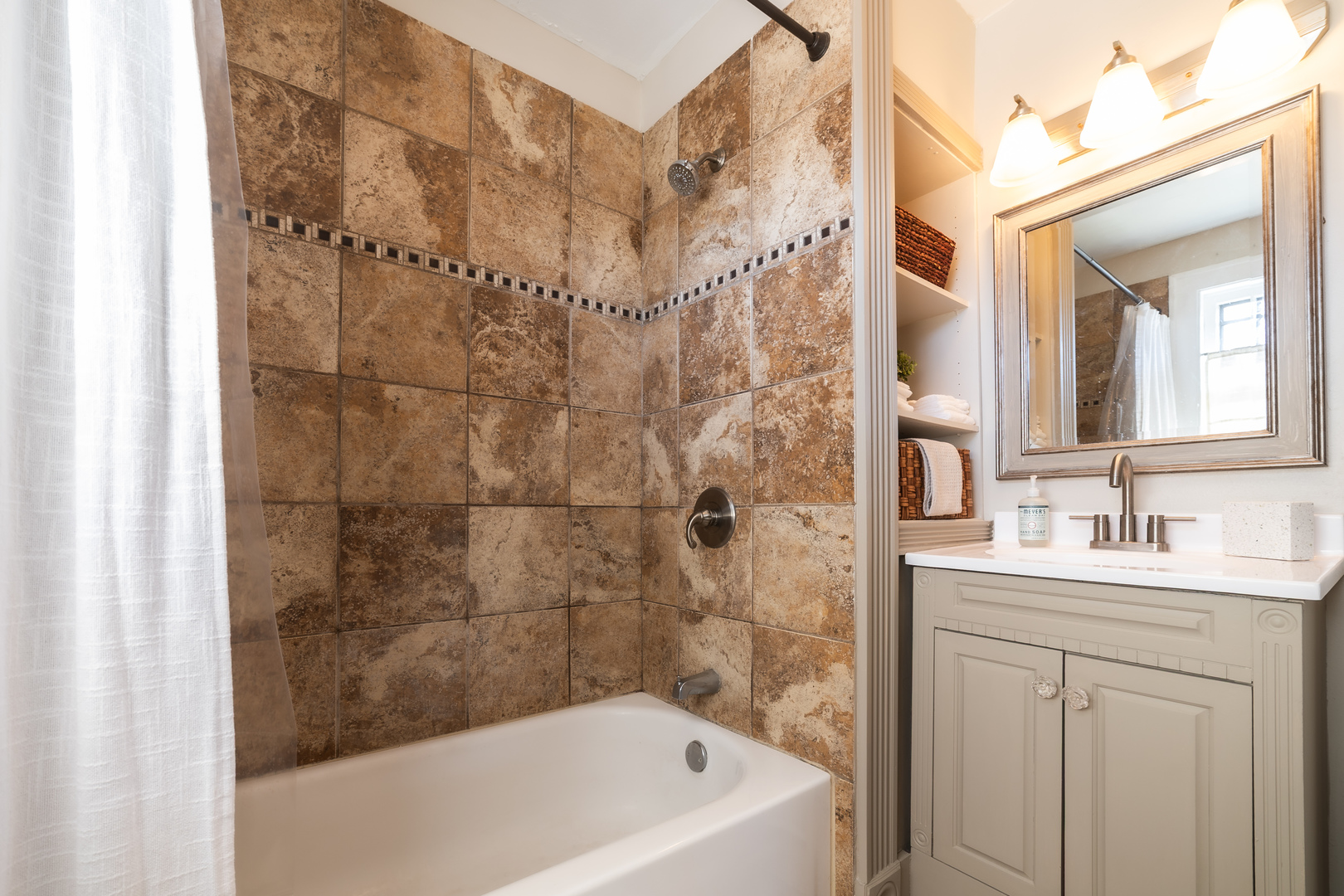 489 Division Street, Elgin, IL 60120