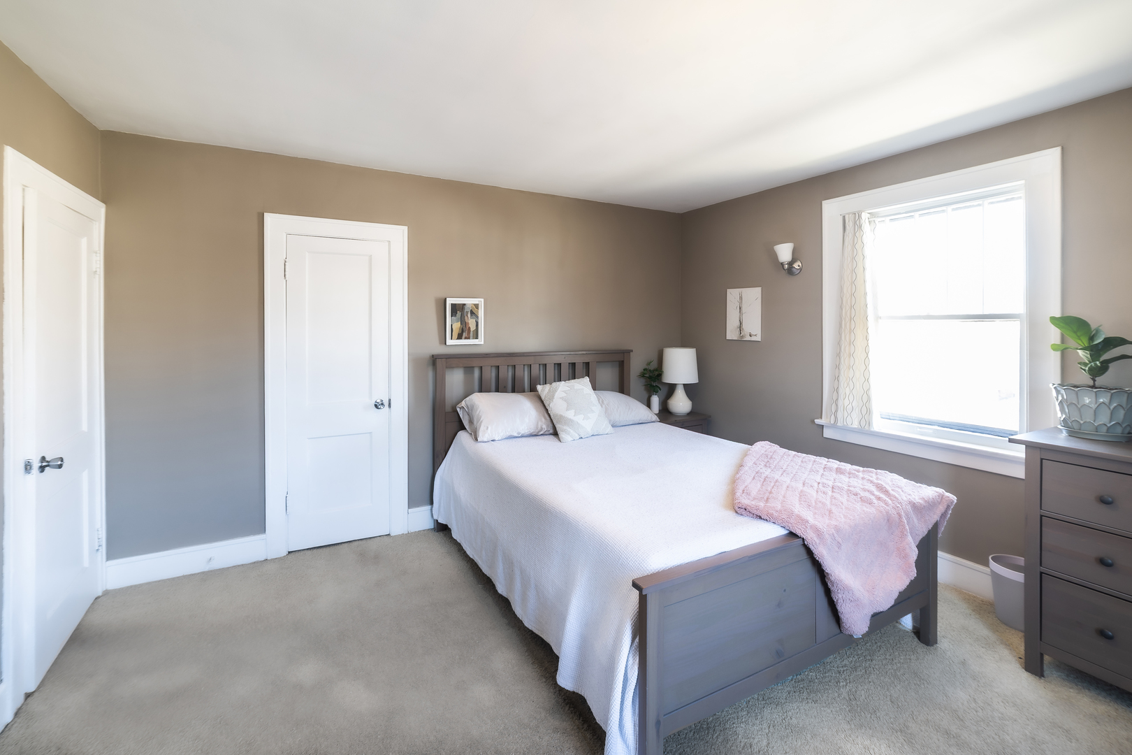 489 Division Street, Elgin, IL 60120