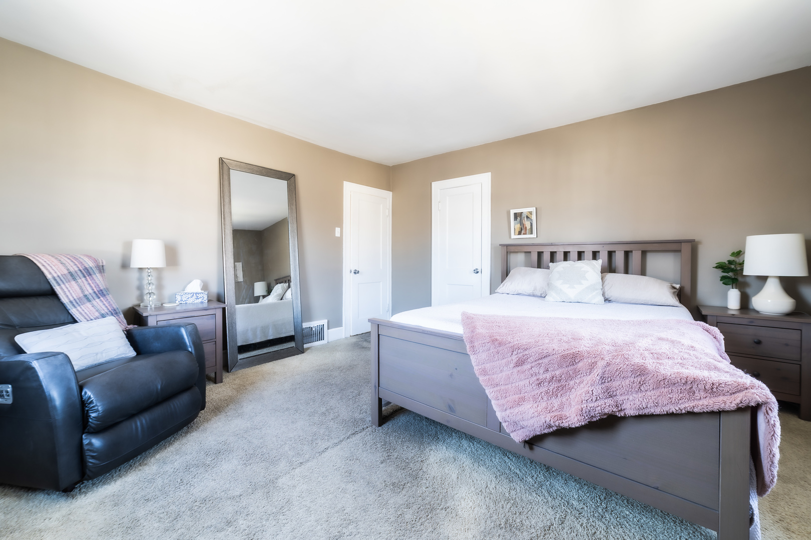 489 Division Street, Elgin, IL 60120