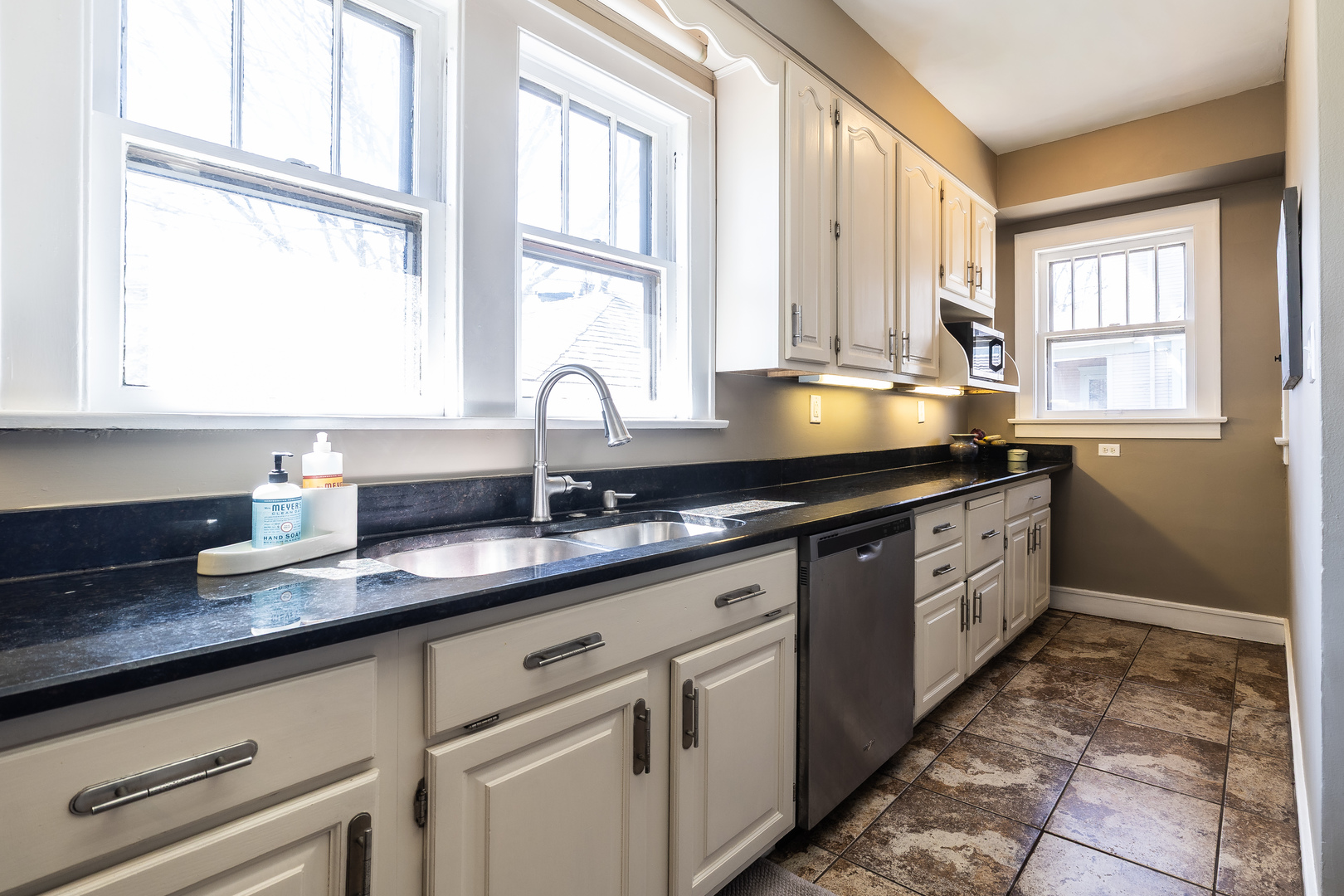 489 Division Street, Elgin, IL 60120