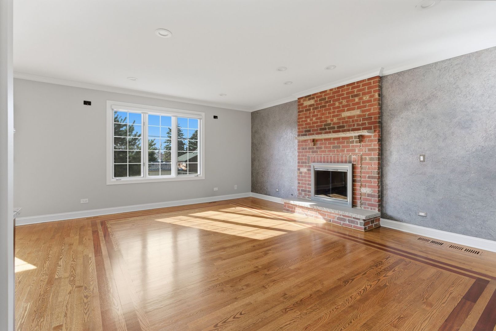 8242 Latrobe Avenue, Burbank, IL 60459