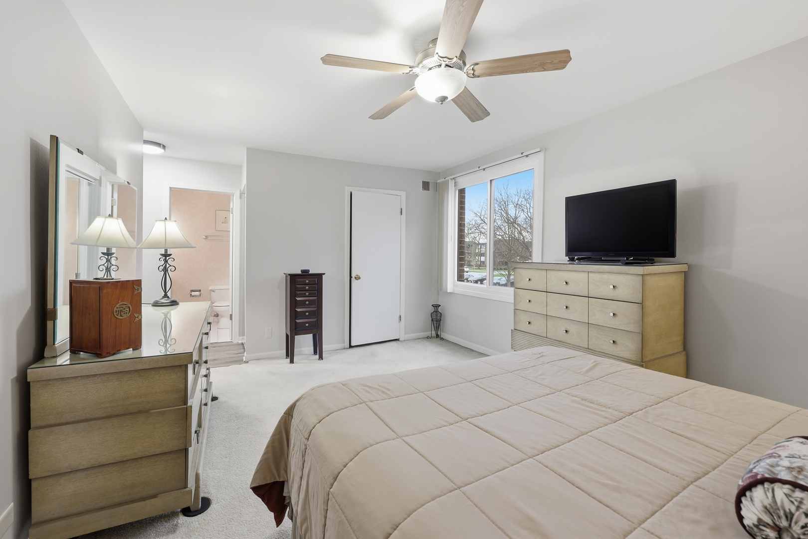 471 Raintree Court #2B, Glen Ellyn, IL 60137