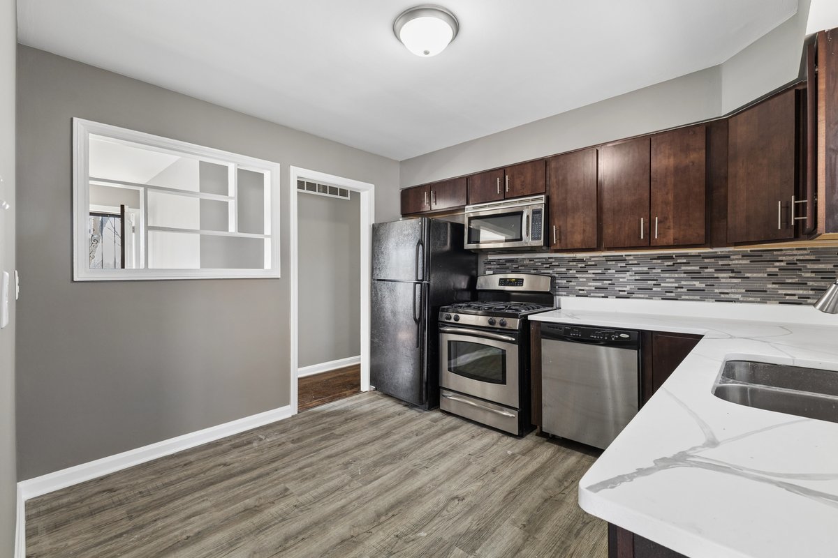 815 W 187th Street, Glenwood, IL 60425