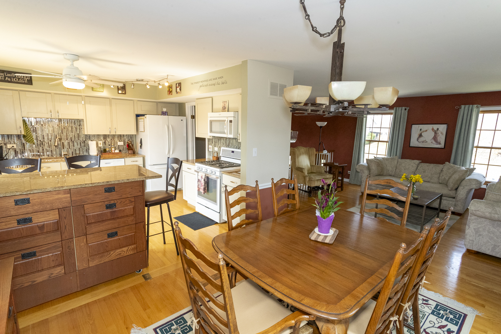 332 Byron Avenue, Bloomingdale, IL 60108