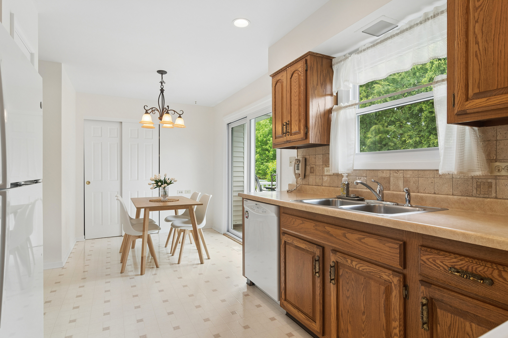 1000 W Hunting Drive, Palatine, IL 60067