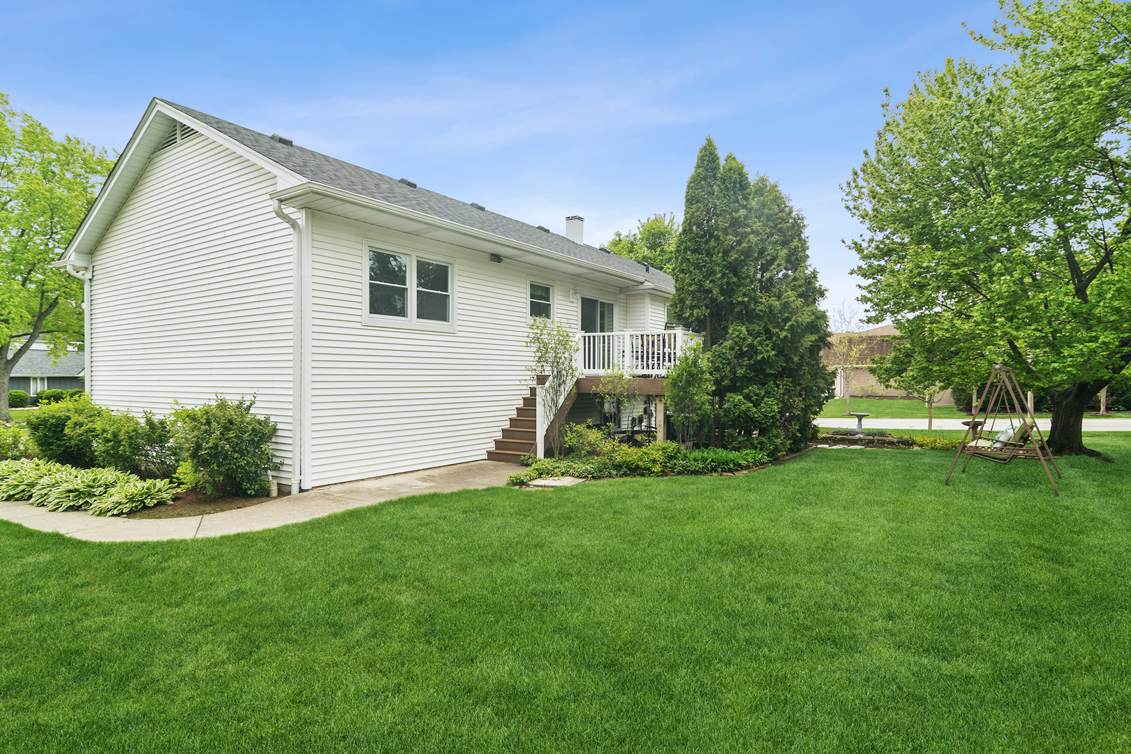 1000 W Hunting Drive, Palatine, IL 60067