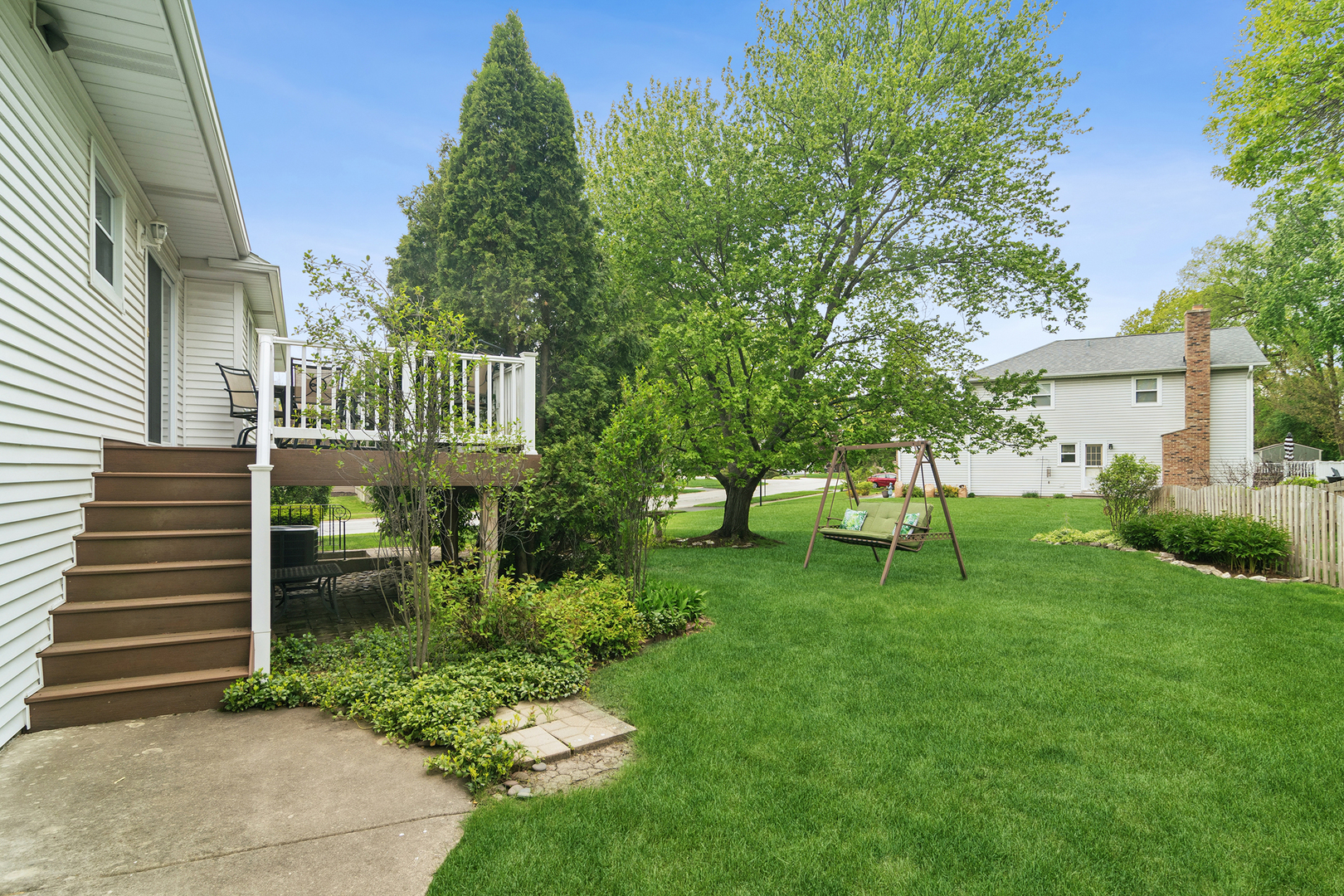 1000 W Hunting Drive, Palatine, IL 60067