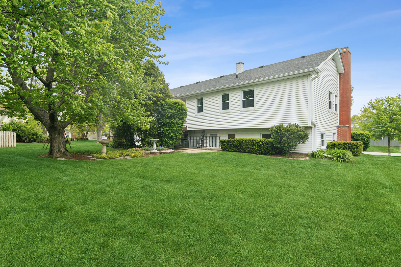 1000 W Hunting Drive, Palatine, IL 60067