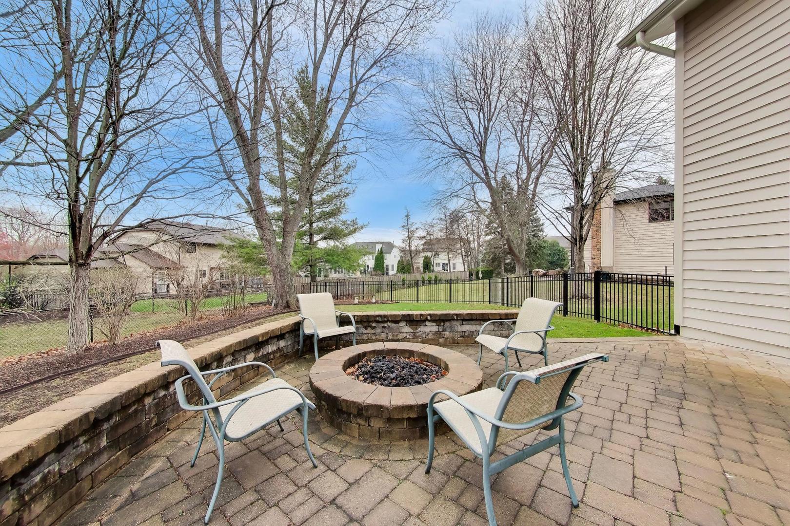 1604 Pleasant Court, Libertyville, IL 60048