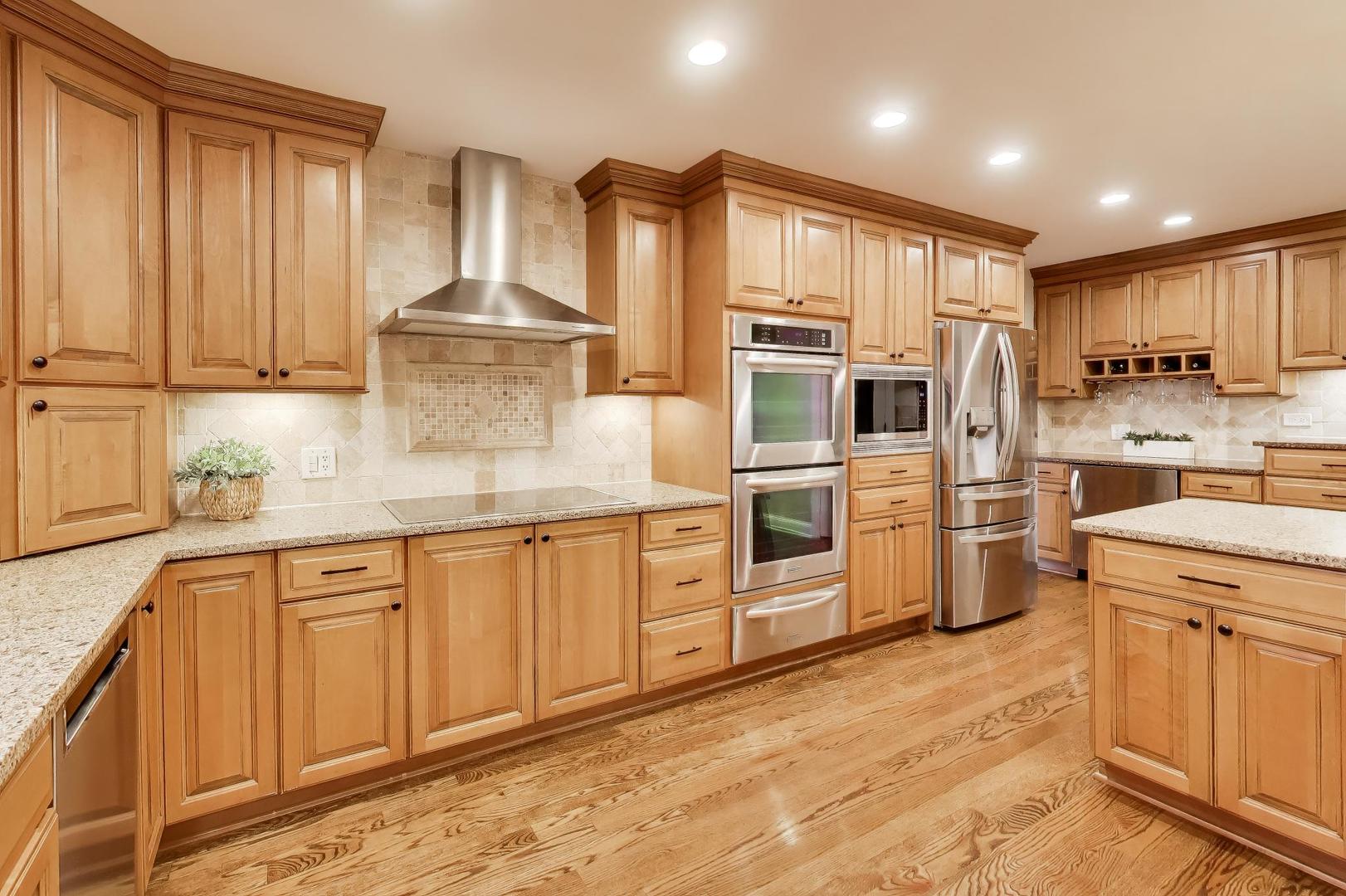 1604 Pleasant Court, Libertyville, IL 60048
