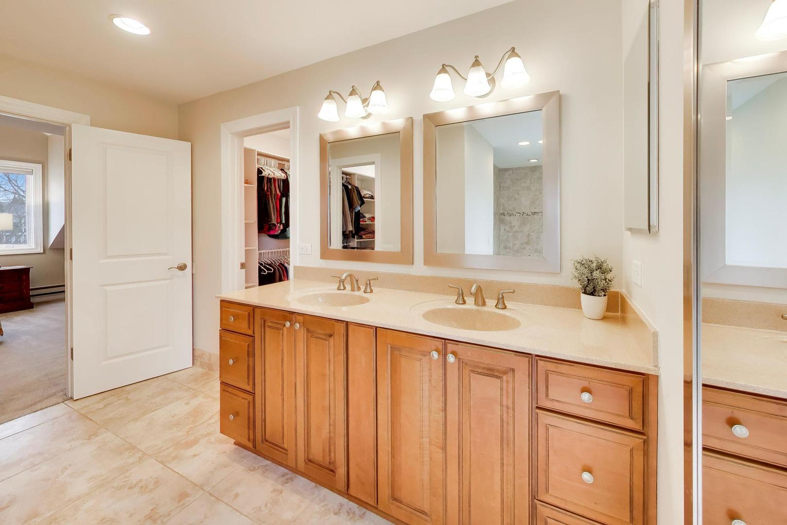 1604 Pleasant Court, Libertyville, IL 60048