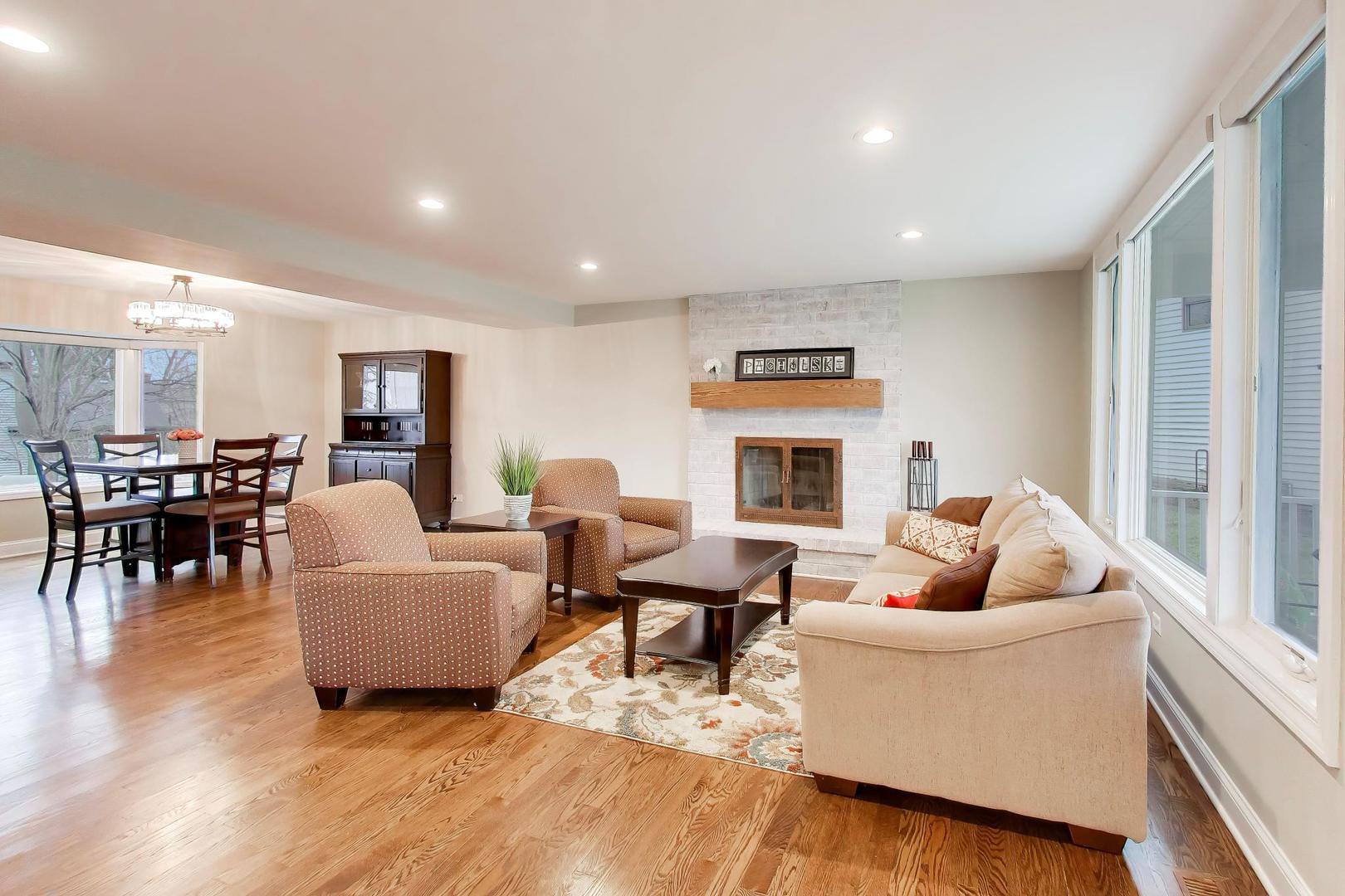 1604 Pleasant Court, Libertyville, IL 60048