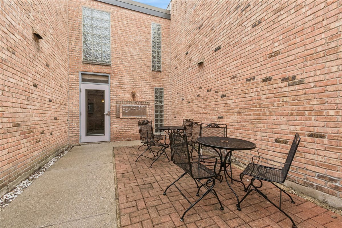 6118 N Hermitage Avenue #A, Chicago, IL 60660