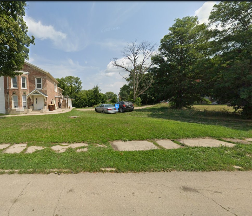 411 S Adams Avenue, Freeport, IL 61032