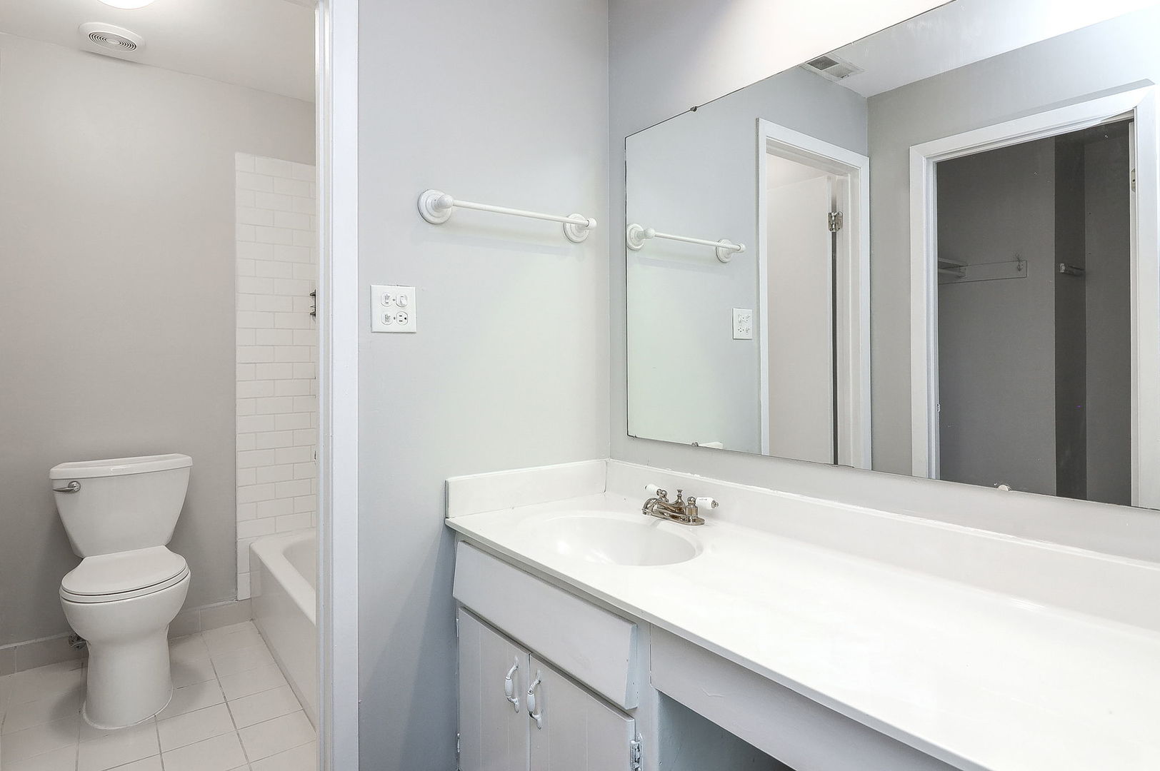 1782 Gloucester Court #B, Wheaton, IL 60189