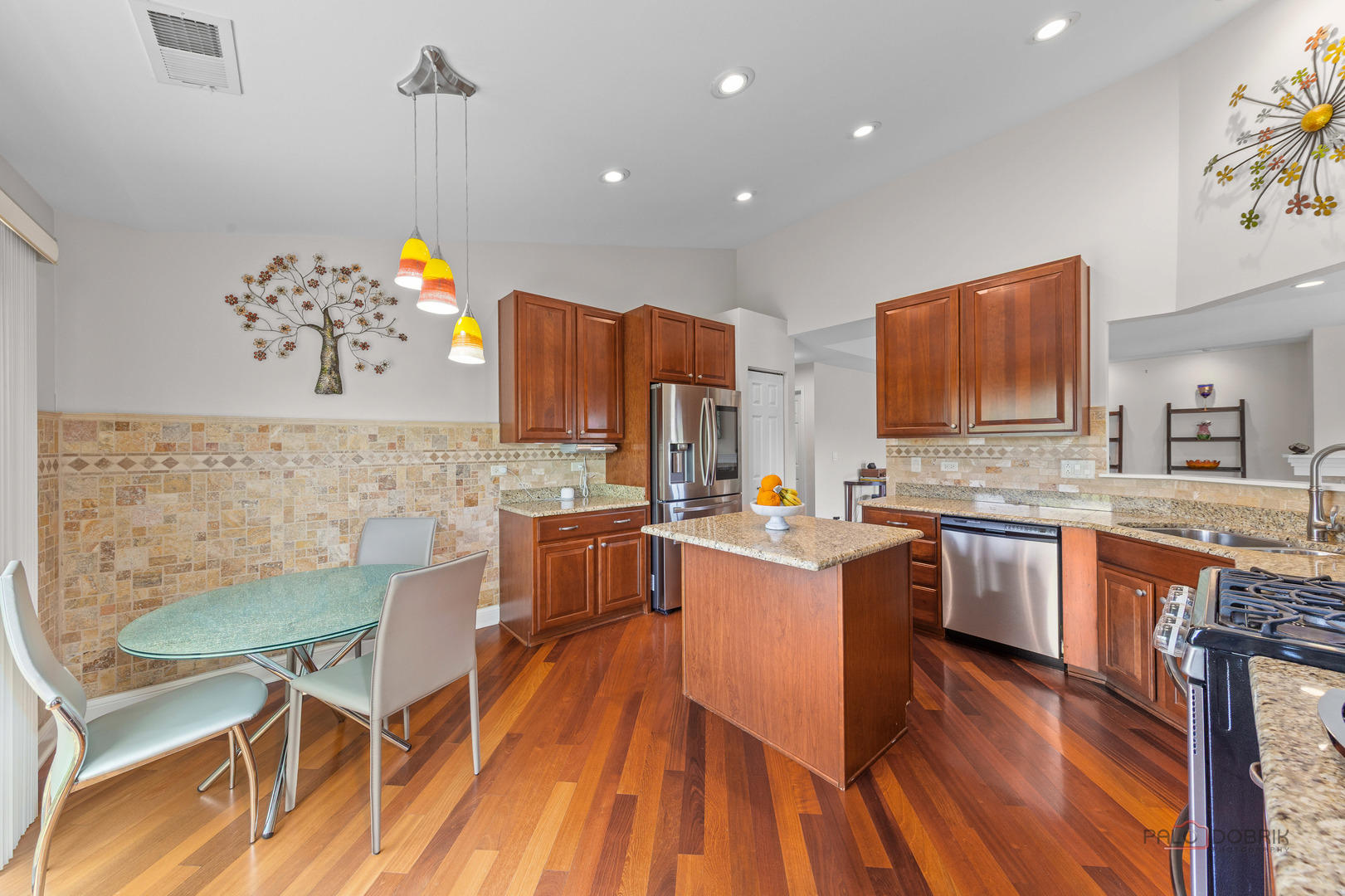 1902 CRENSHAW Circle, Vernon Hills, IL 60061