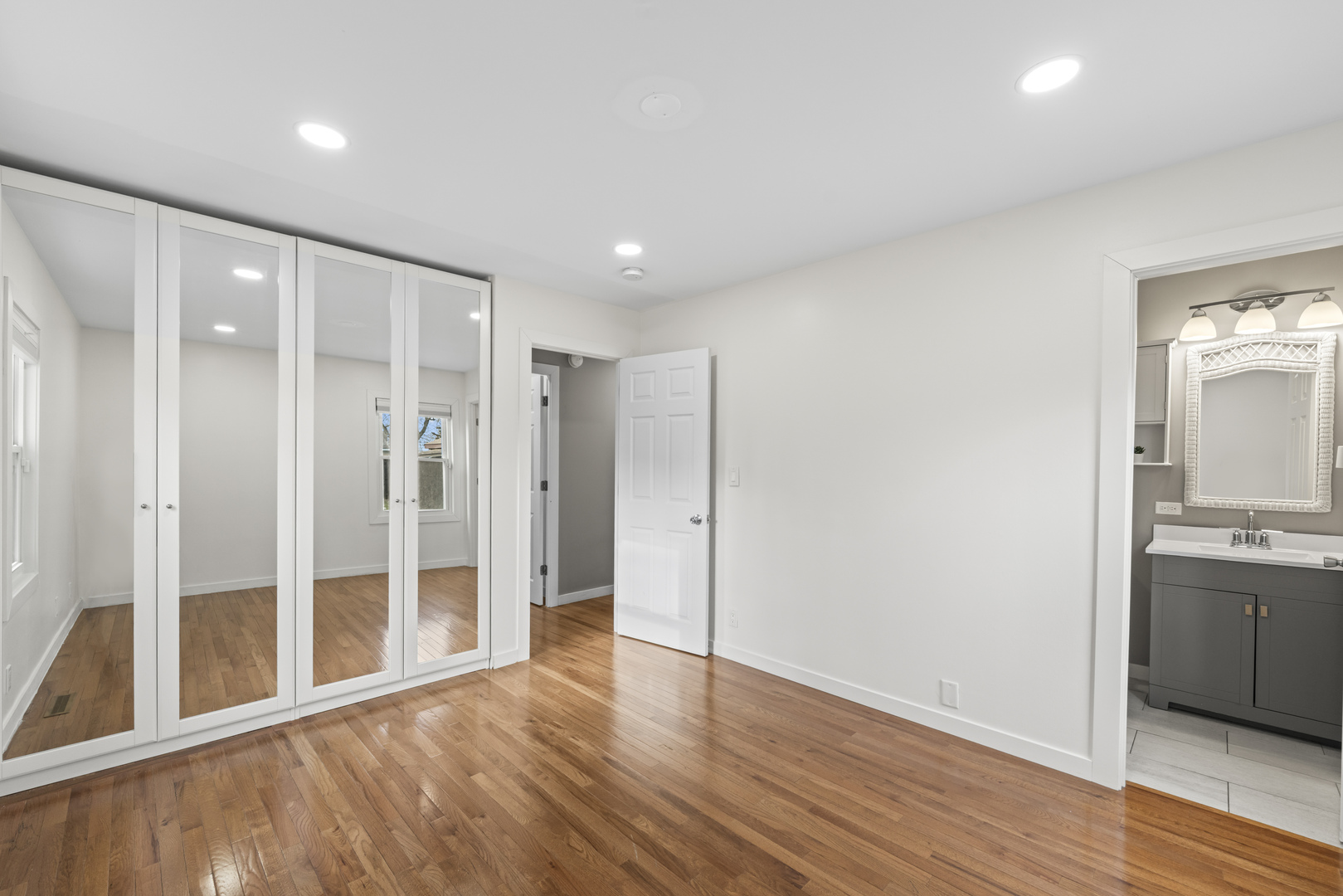 25 Mccabe Drive, Streamwood, IL 60107