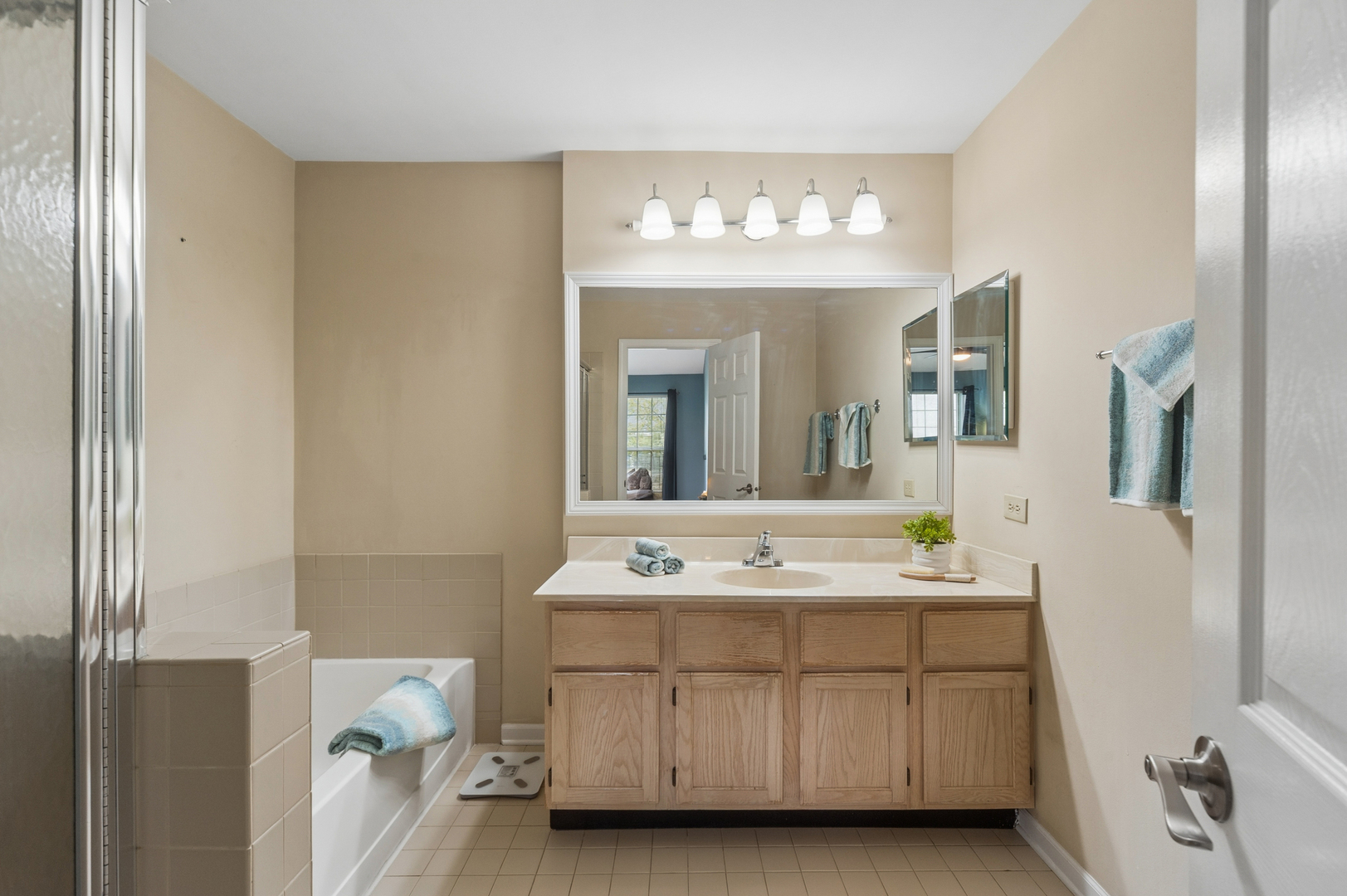 767 GROSSE POINTE Circle, Vernon Hills, IL 60061