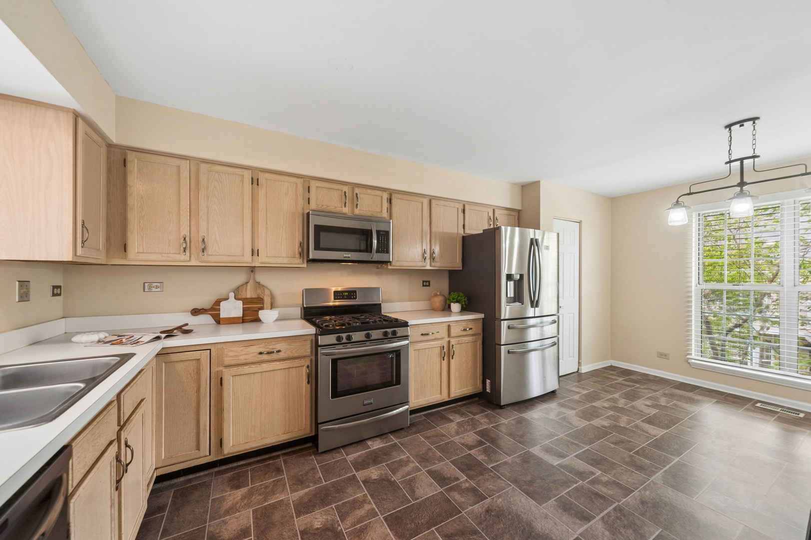 767 GROSSE POINTE Circle, Vernon Hills, IL 60061