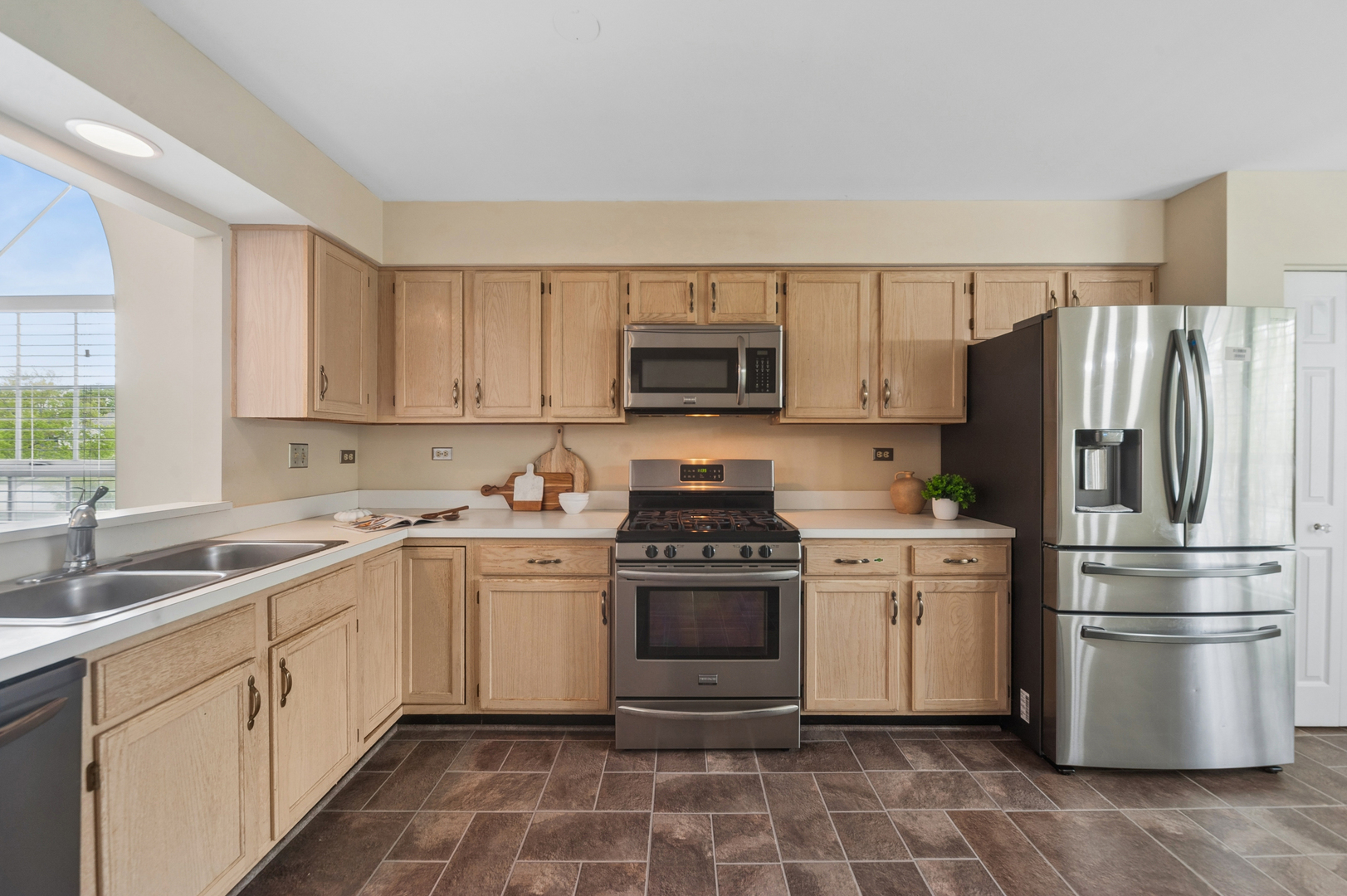 767 GROSSE POINTE Circle, Vernon Hills, IL 60061