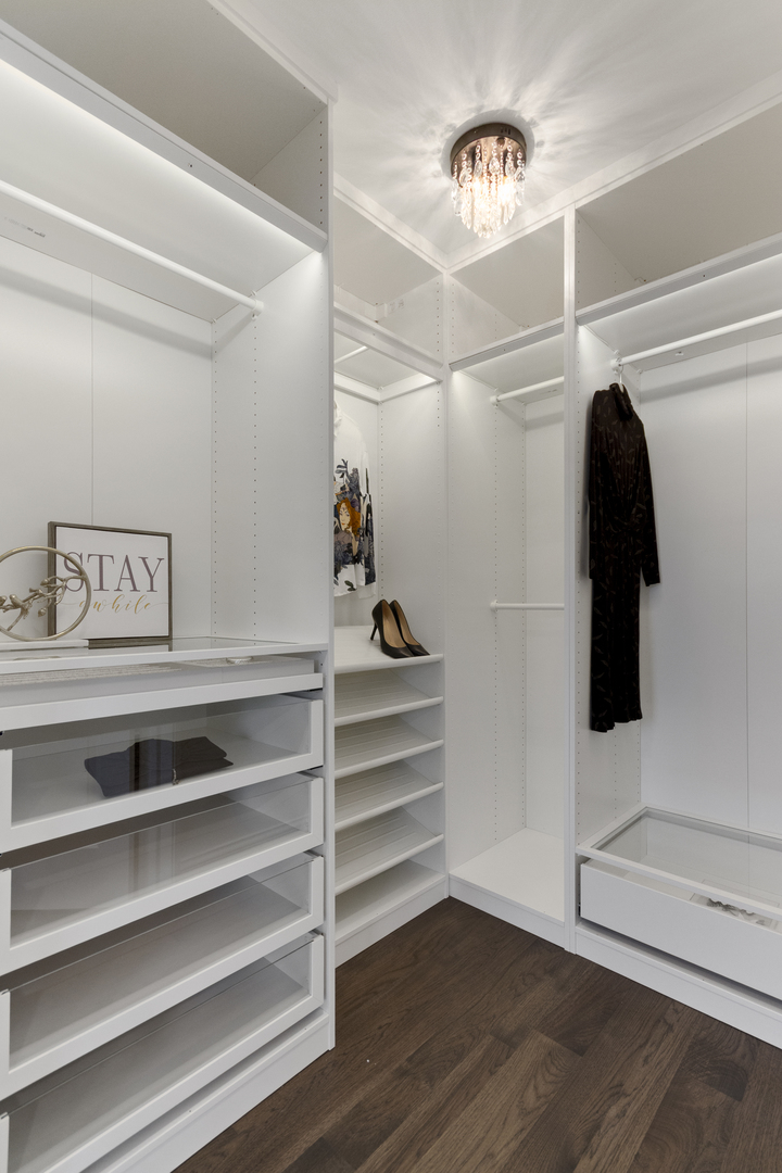 674 Plum Tree Road, Barrington Hills, IL 60010