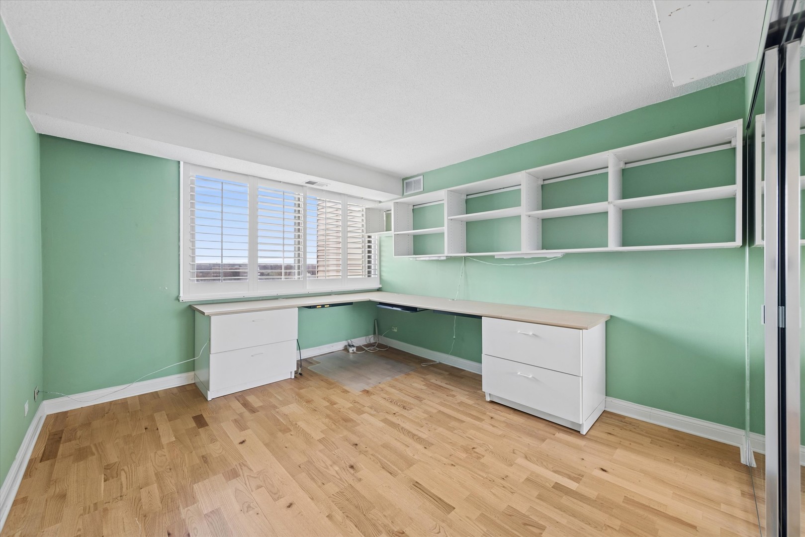 2 S ATRIUM Way #603, Elmhurst, IL 60126