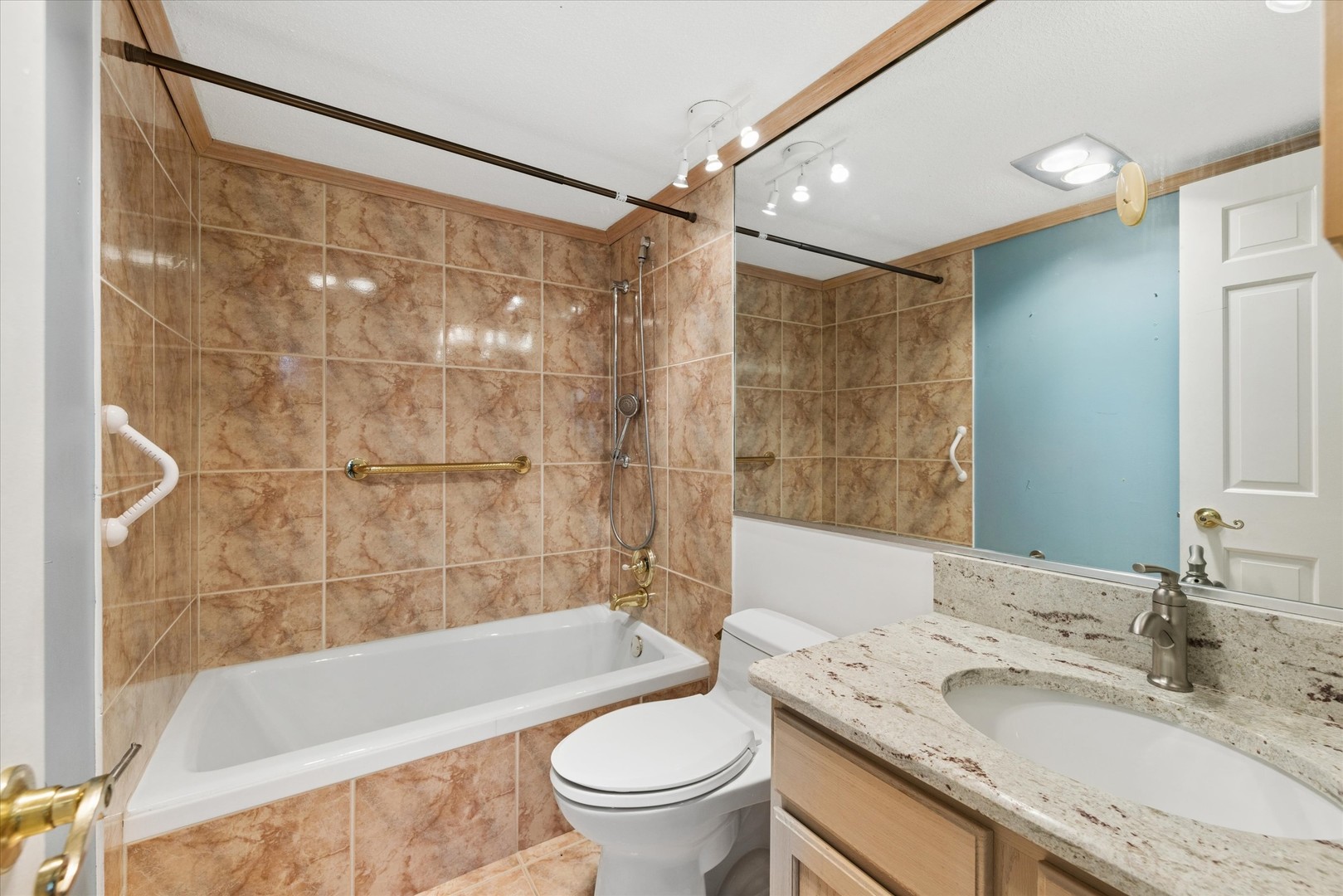 2 S ATRIUM Way #603, Elmhurst, IL 60126