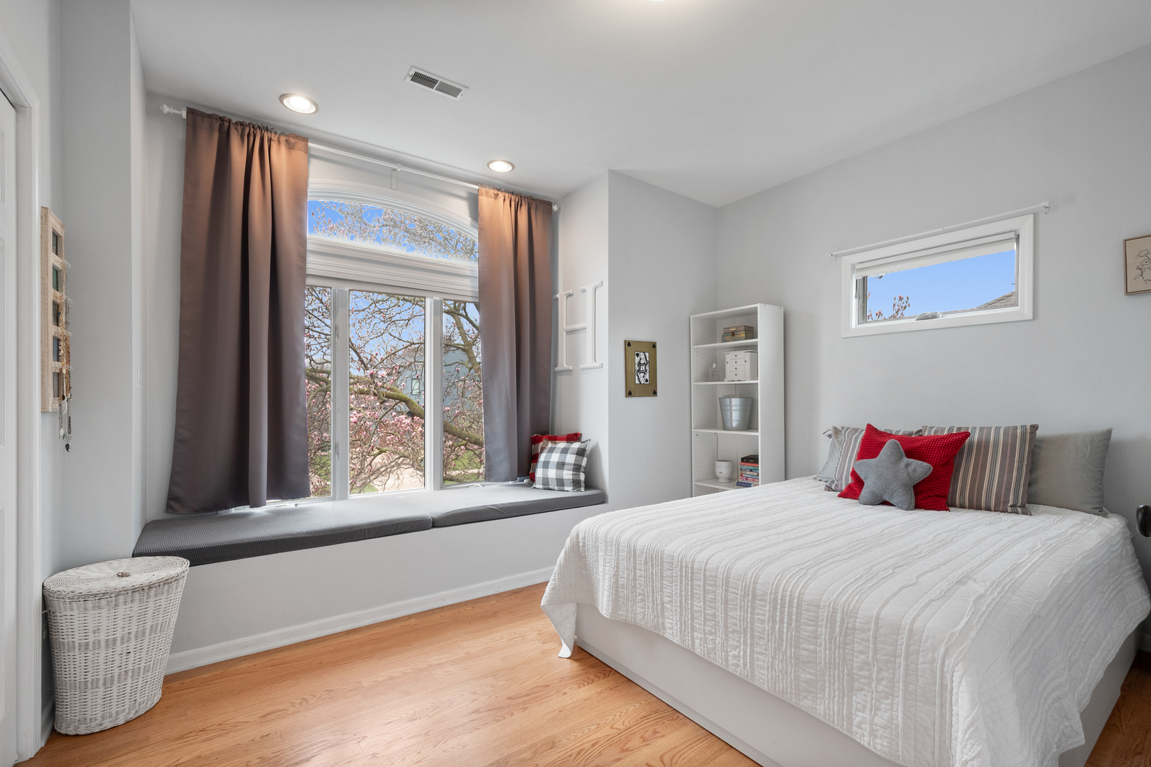 160 E LAHON Street, Park Ridge, IL 60068