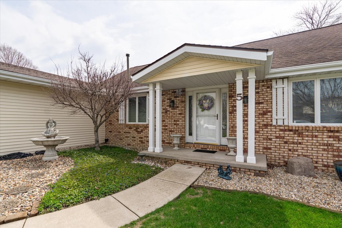 5 Devon Road, Bloomington, IL 61704