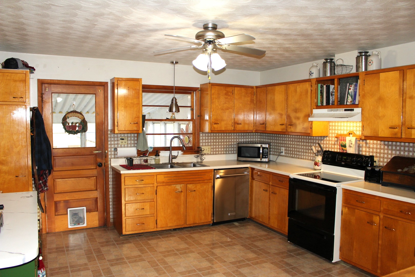 8 Edgelea Circle, Clinton, IL 61727