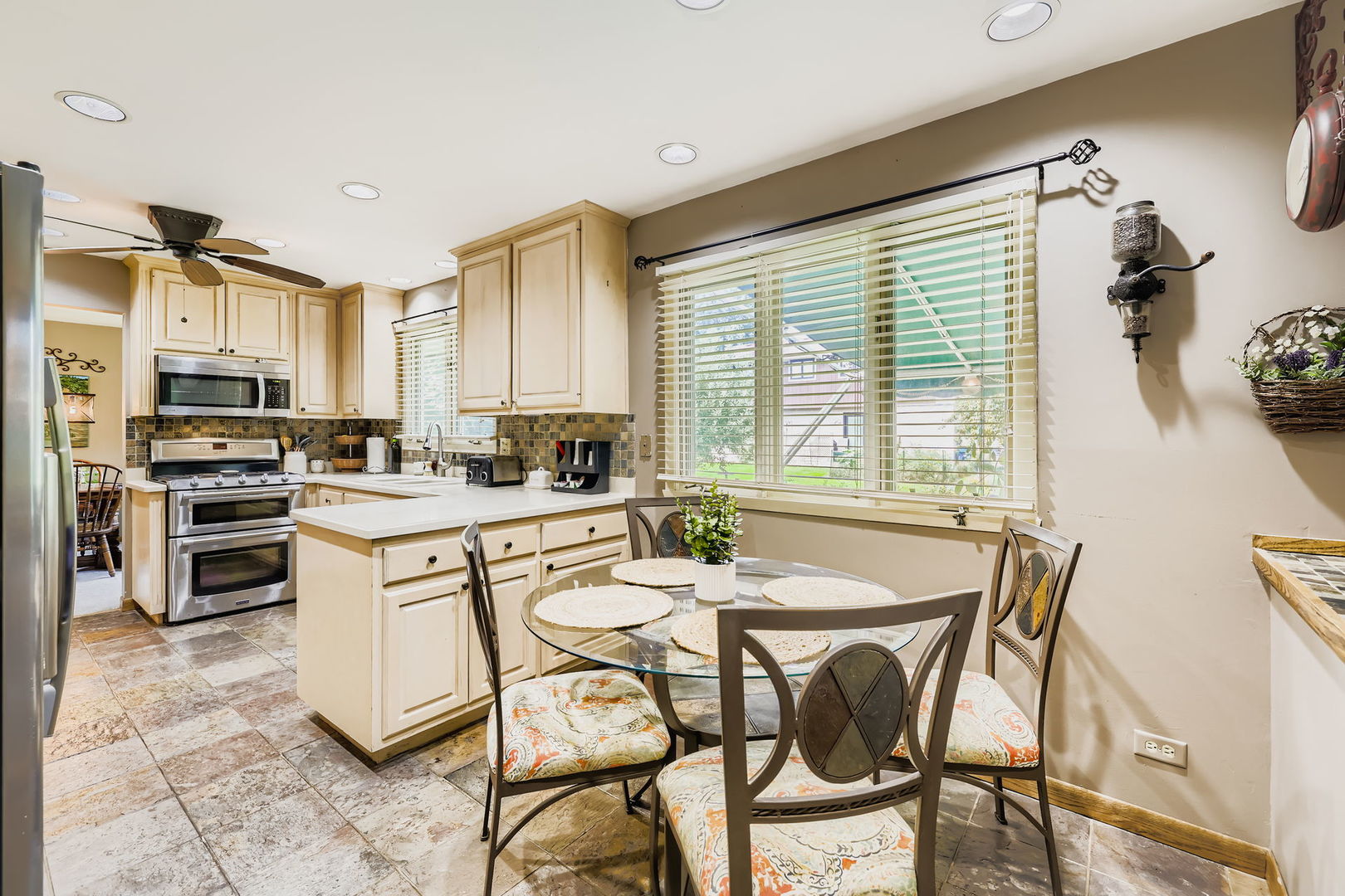 136 Caryville Lane, Schaumburg, IL 60193