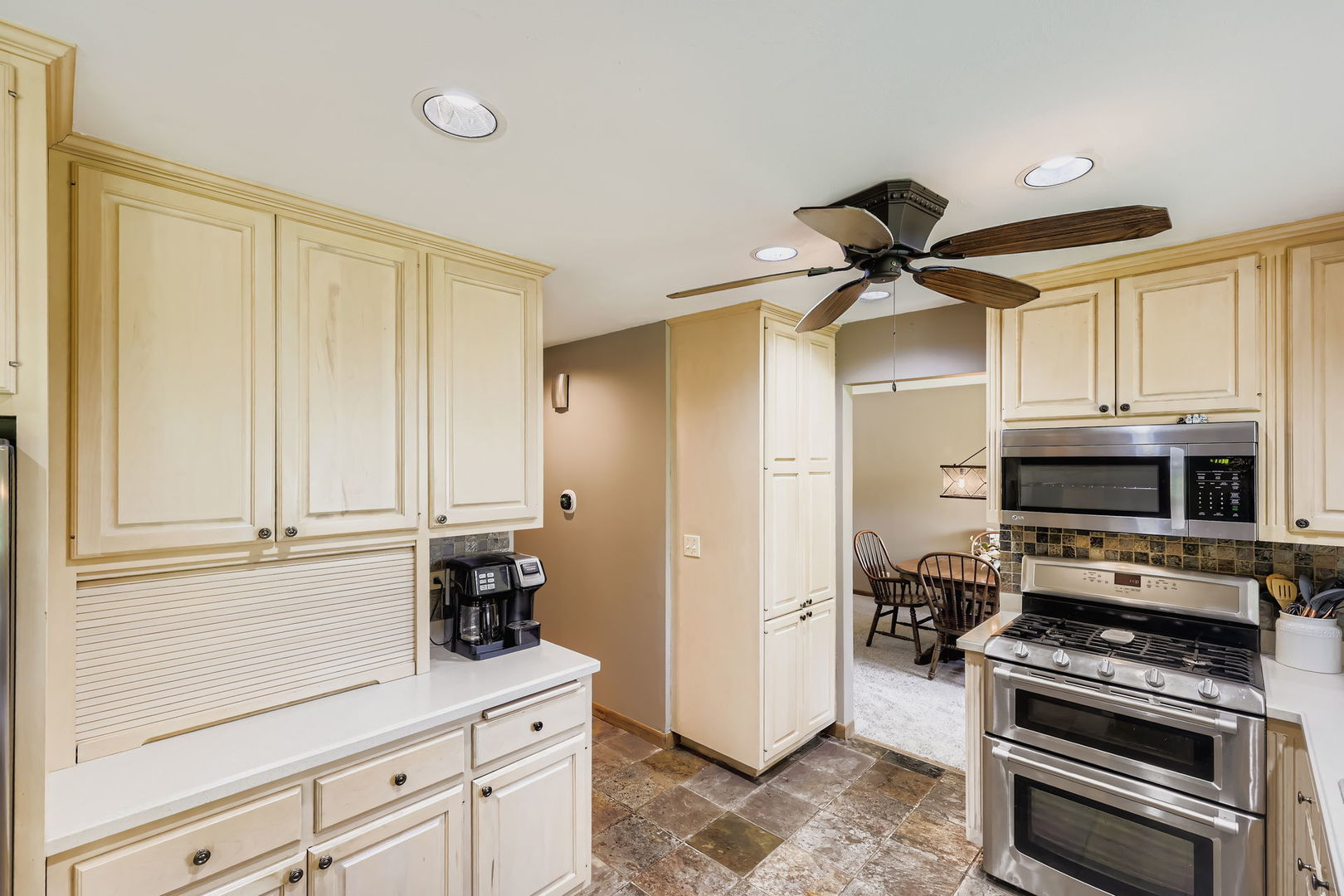 136 Caryville Lane, Schaumburg, IL 60193