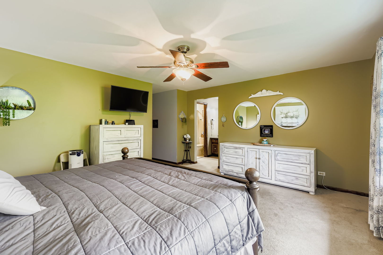 136 Caryville Lane, Schaumburg, IL 60193