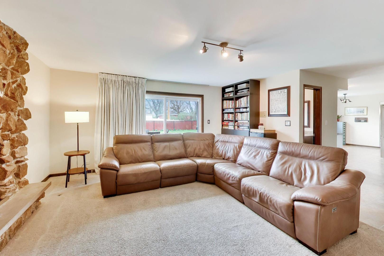 1028 S Beechwood Drive, Mount Prospect, IL 60056