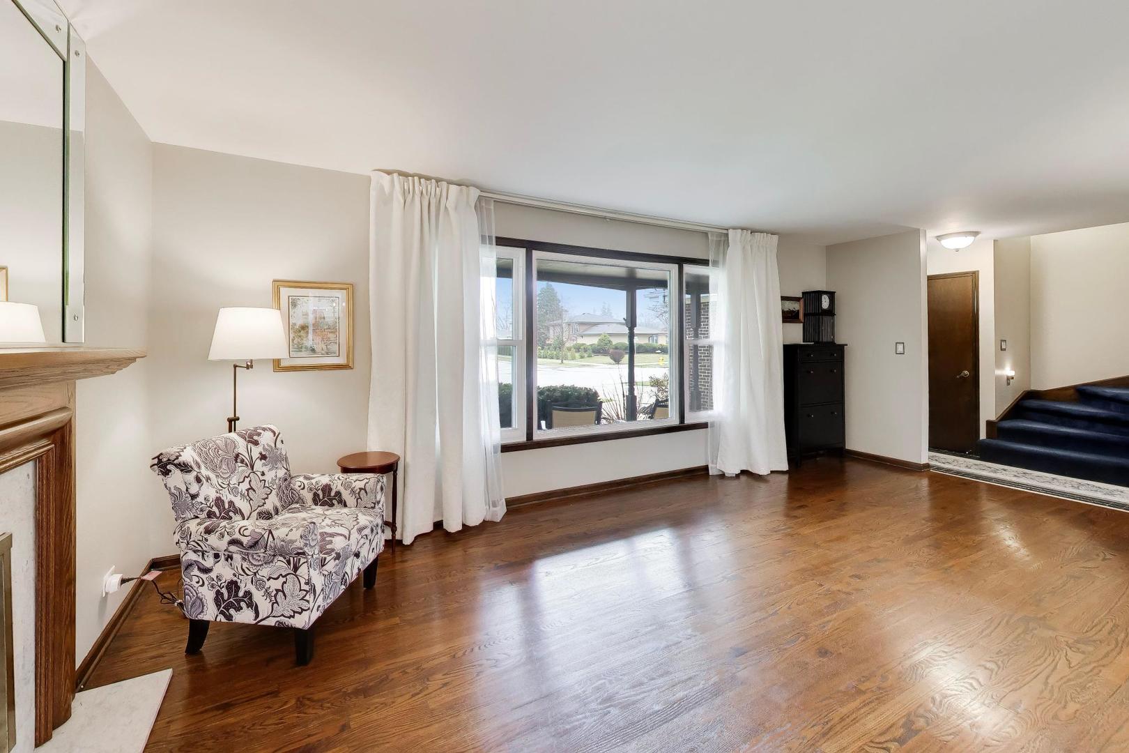 1028 S Beechwood Drive, Mount Prospect, IL 60056