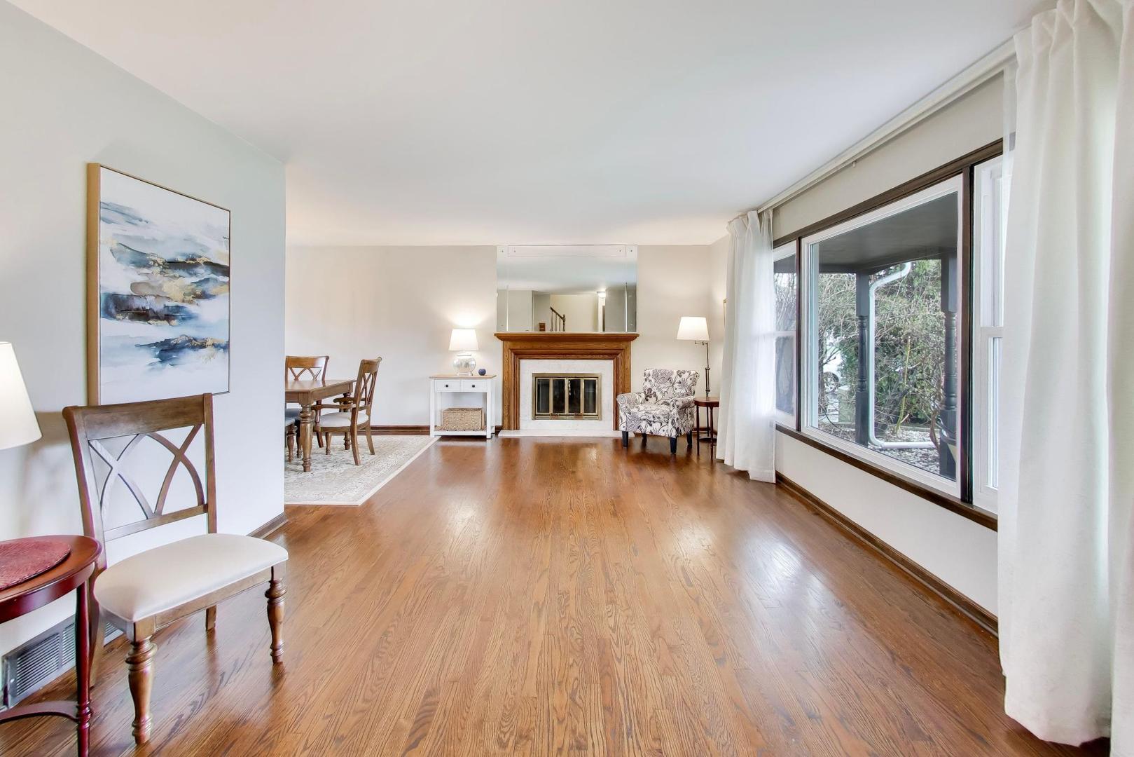 1028 S Beechwood Drive, Mount Prospect, IL 60056