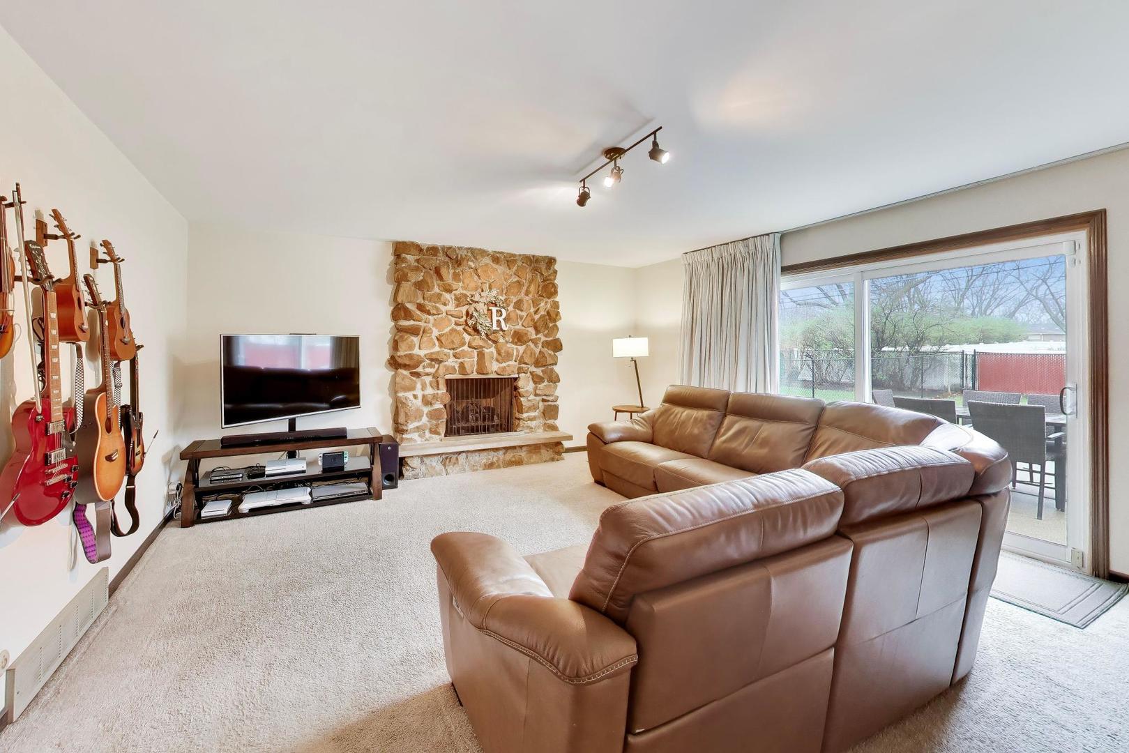 1028 S Beechwood Drive, Mount Prospect, IL 60056