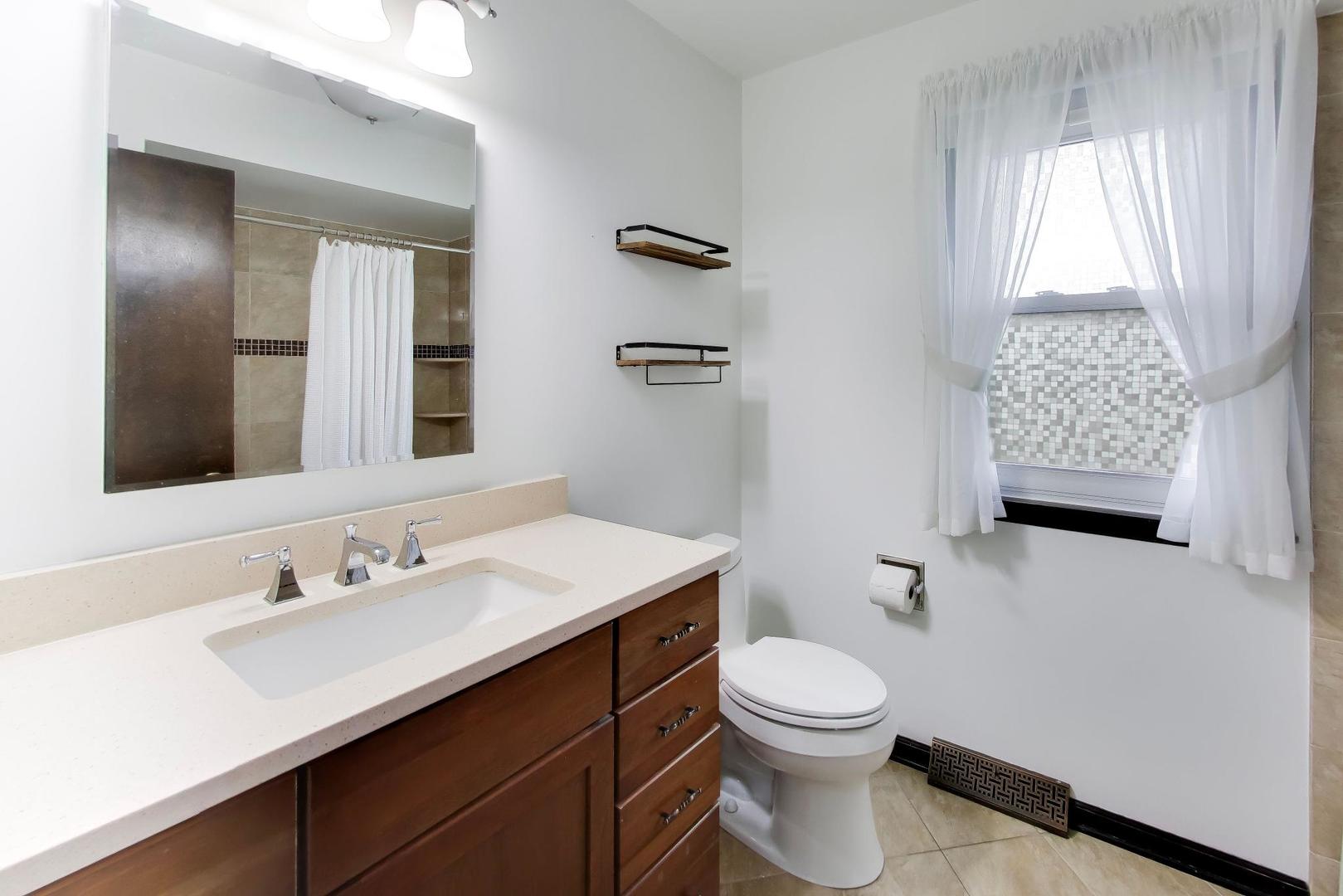 1028 S Beechwood Drive, Mount Prospect, IL 60056