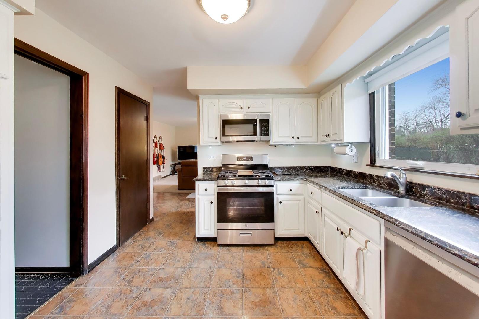 1028 S Beechwood Drive, Mount Prospect, IL 60056