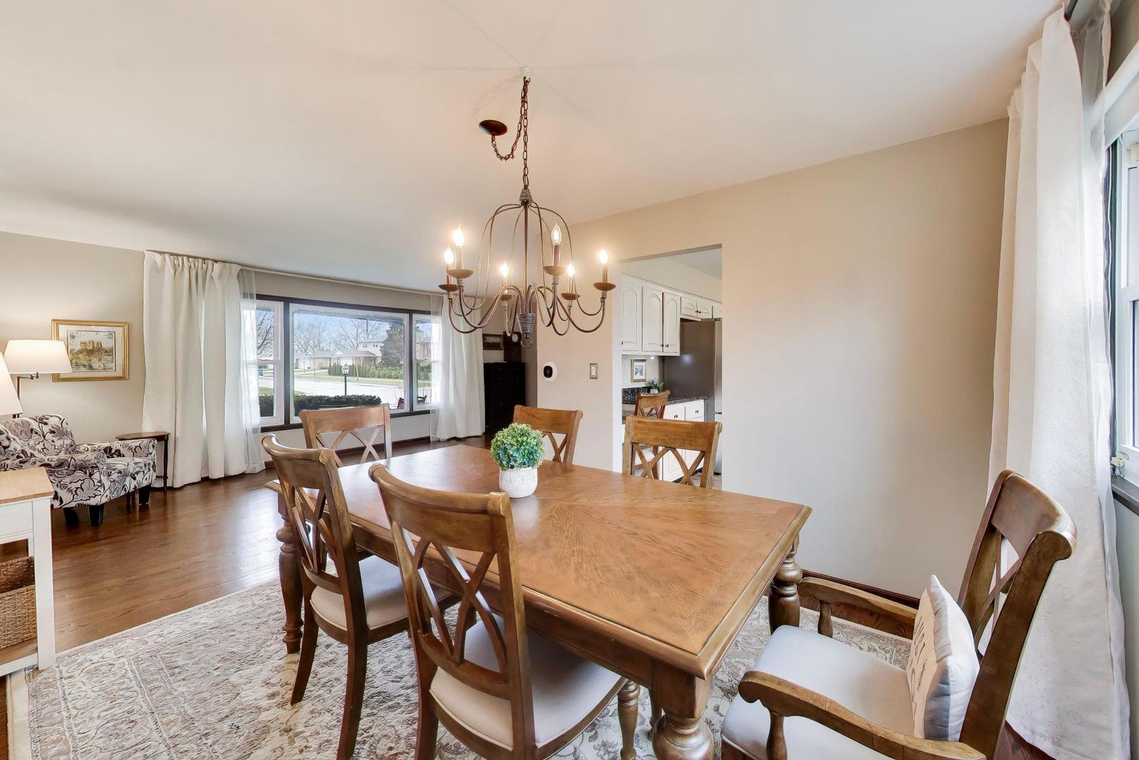 1028 S Beechwood Drive, Mount Prospect, IL 60056