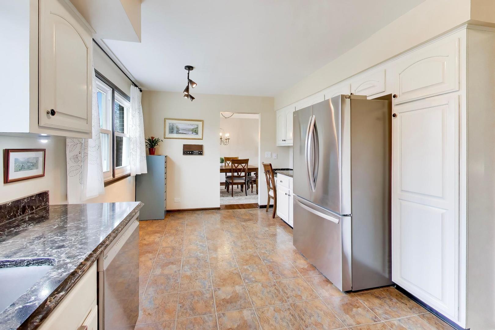 1028 S Beechwood Drive, Mount Prospect, IL 60056