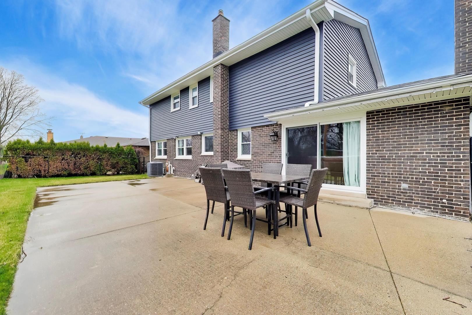 1028 S Beechwood Drive, Mount Prospect, IL 60056