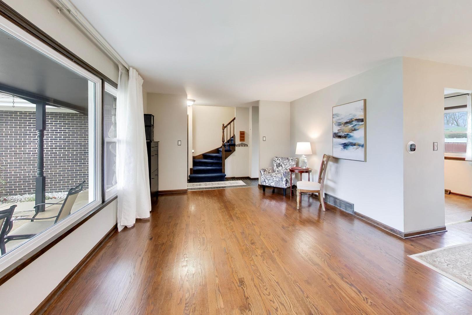 1028 S Beechwood Drive, Mount Prospect, IL 60056