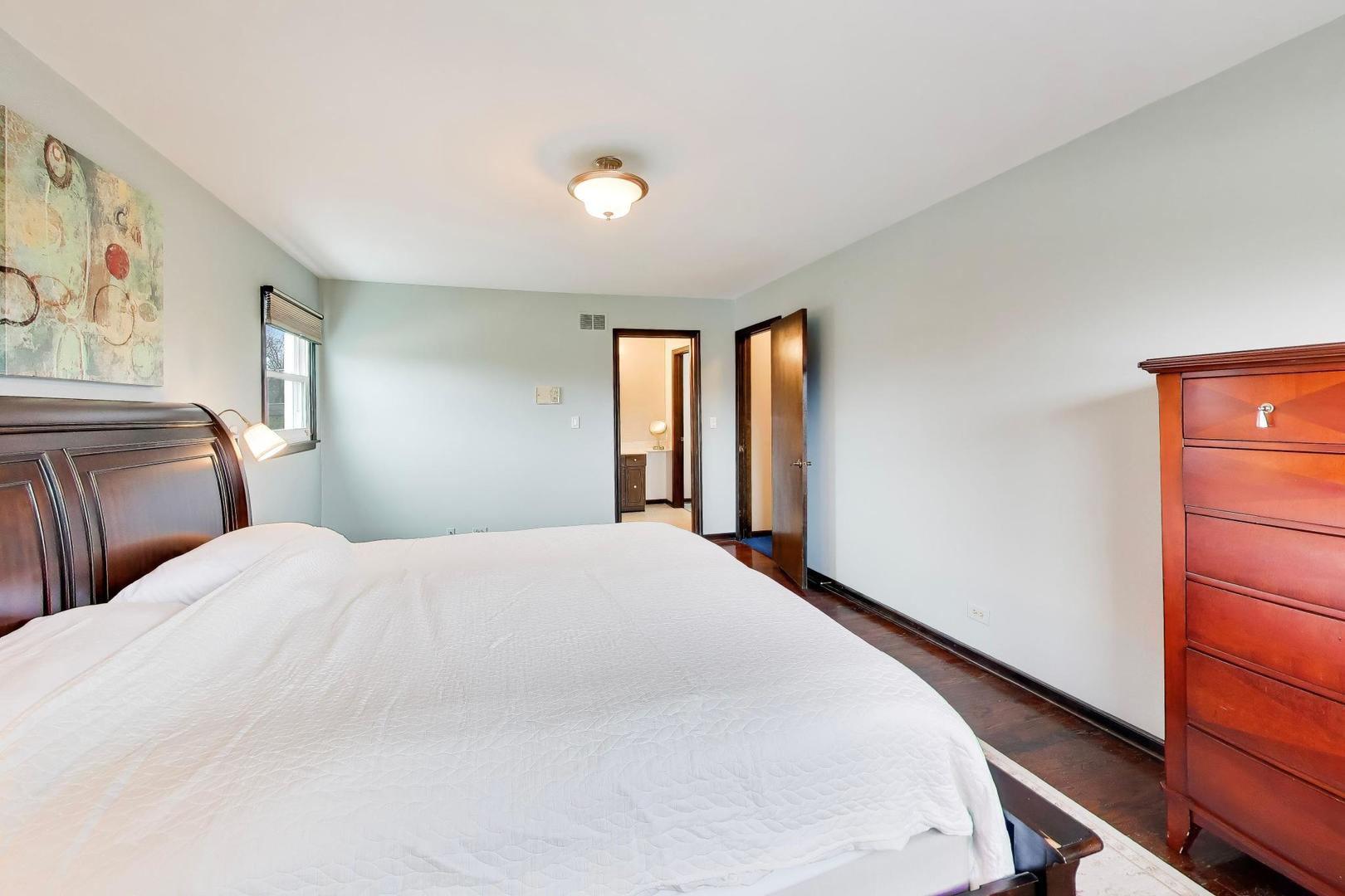 1028 S Beechwood Drive, Mount Prospect, IL 60056