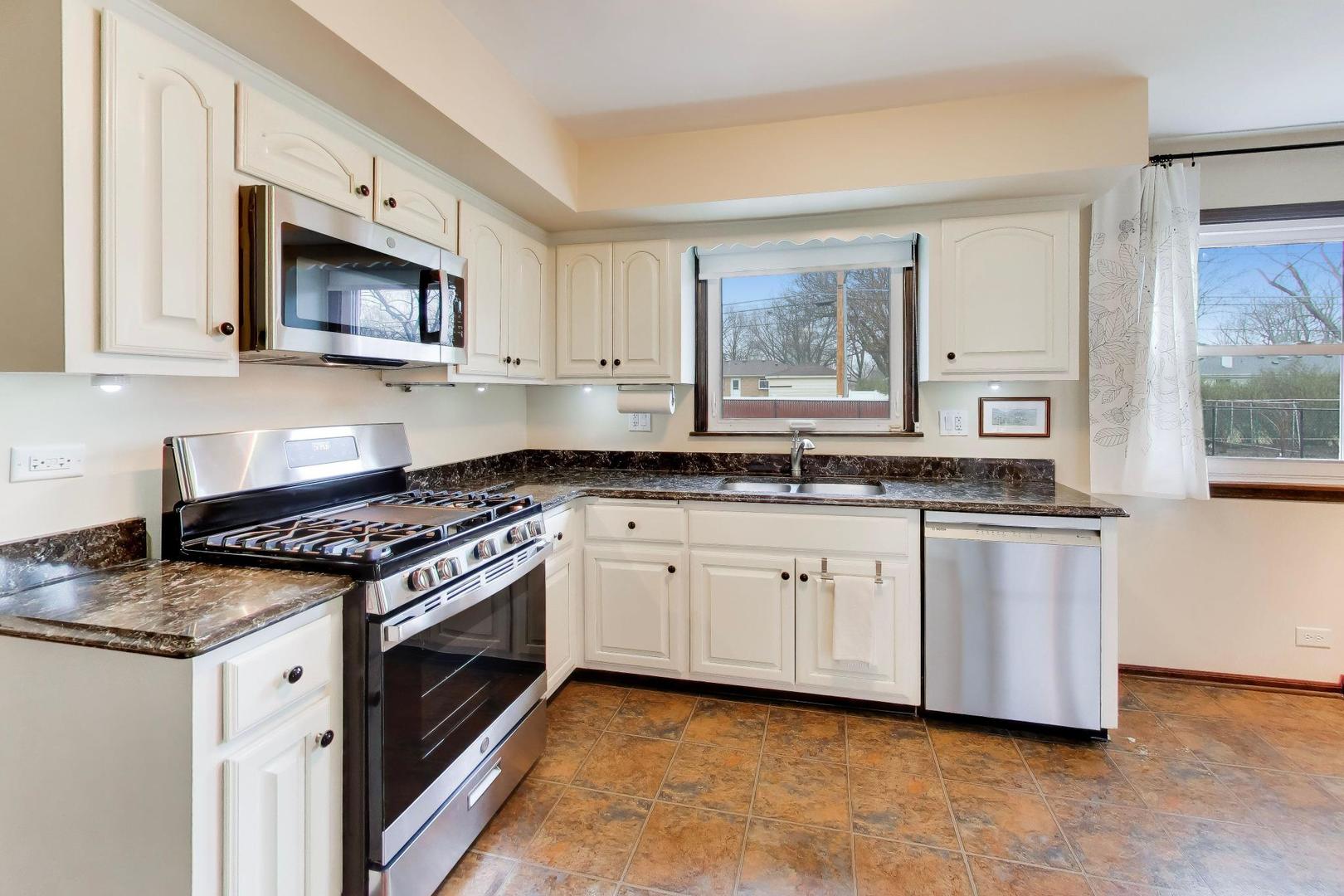 1028 S Beechwood Drive, Mount Prospect, IL 60056