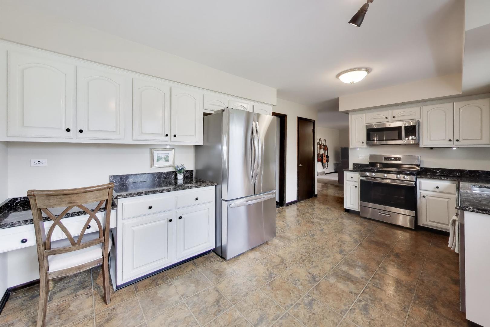 1028 S Beechwood Drive, Mount Prospect, IL 60056