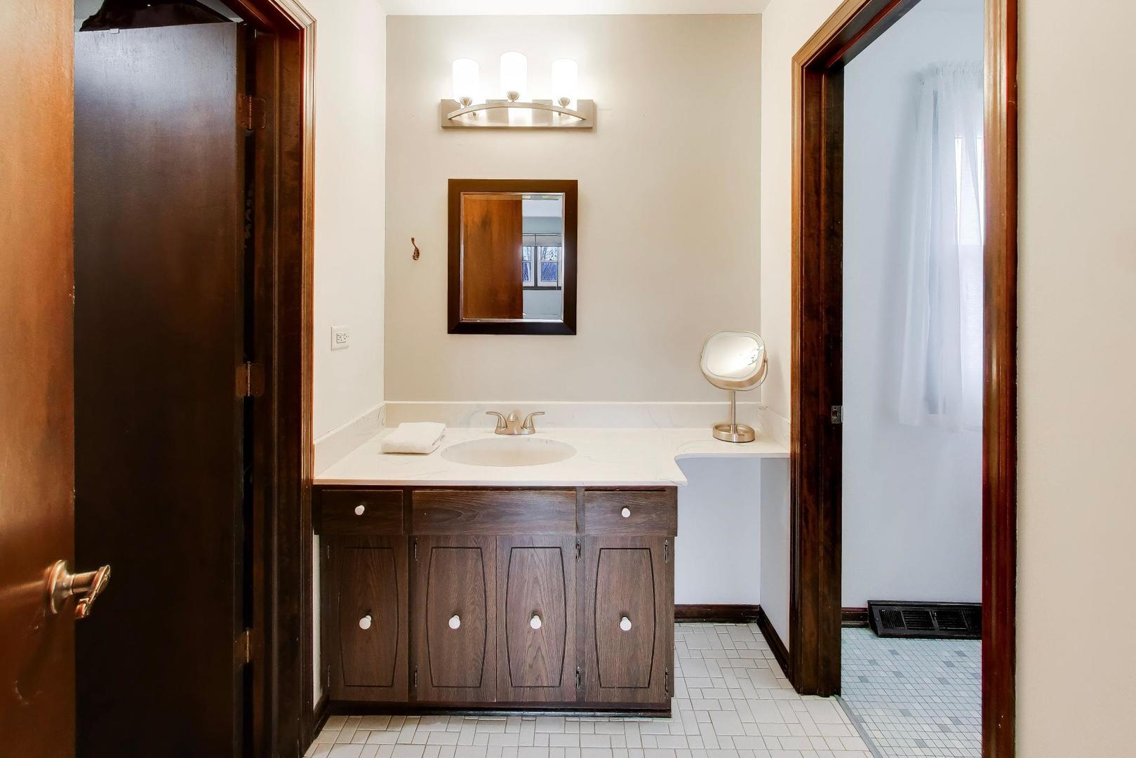 1028 S Beechwood Drive, Mount Prospect, IL 60056